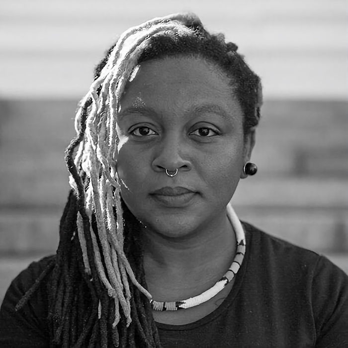 Portrait en noir et blanc d'une femme noire regardant intensément l'objectif