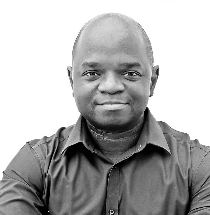 Portrait en noir et blanc d'un homme noir souriant