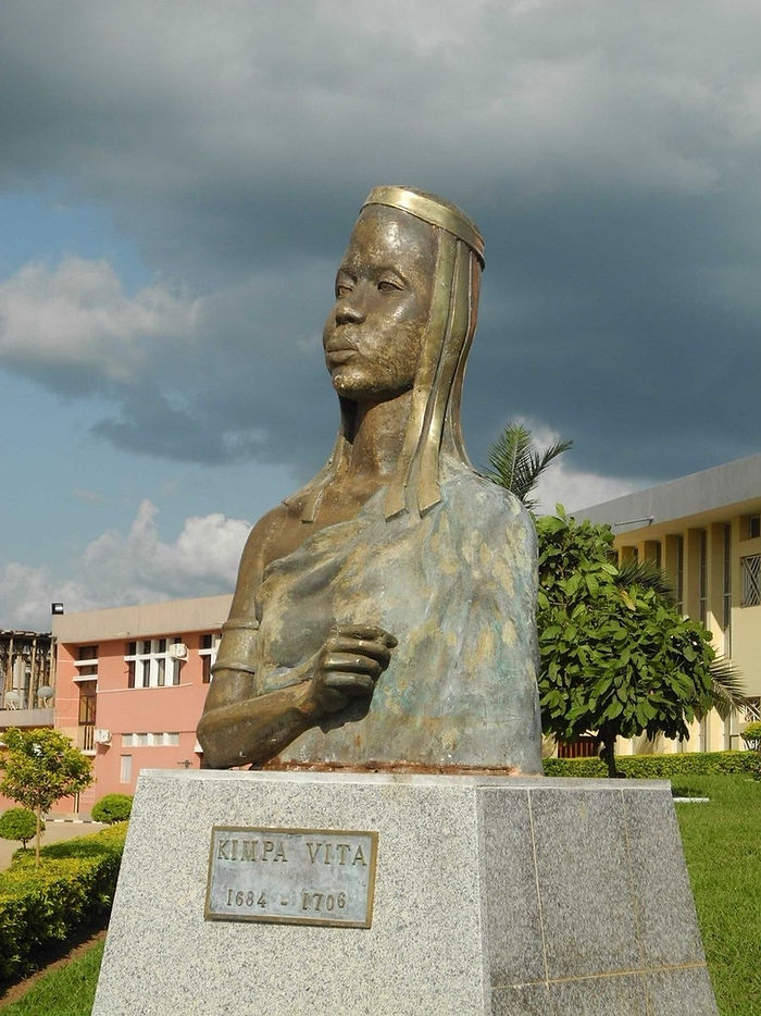 Statue de Kimpa Vita en Angola (Uíge). La photographie était autorisée
